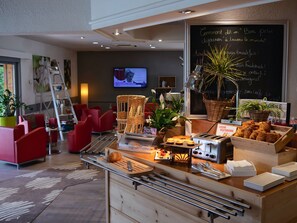 每日付費供應吃到飽自助式早餐
