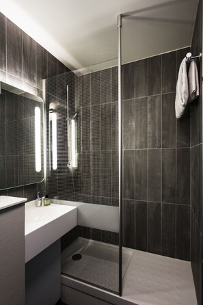 Shower, eco-friendly toiletries, hair dryer, towels - Hotel ibis Nemours (Nemours)