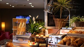 Mostrador de panadería con pan, pasteles y un letrero que indica 'CUISINE VÉGETARIENNE'.