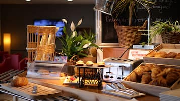 Bữa sáng buffet hàng ngày (13.90 EUR/mỗi người)