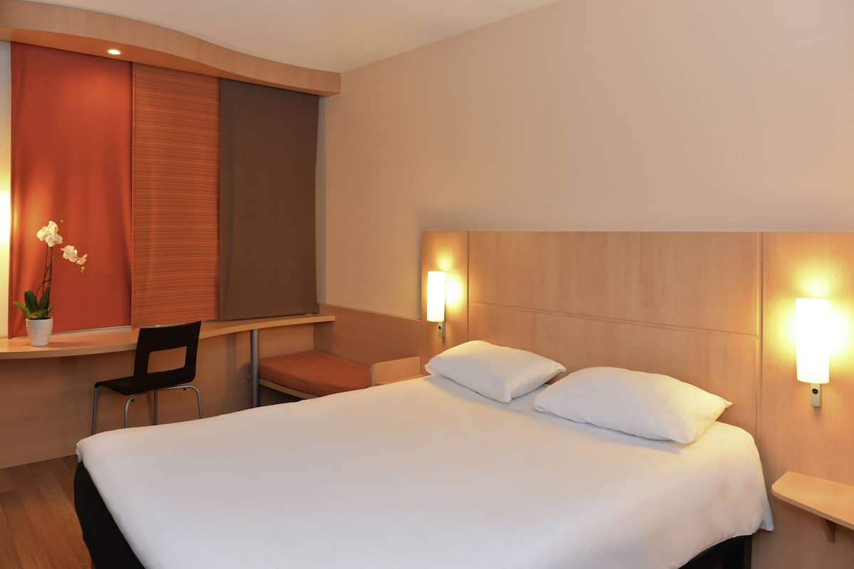 Standard Double Room, 1 Double Bed | In-room safe, individually furnished, desk, laptop workspace