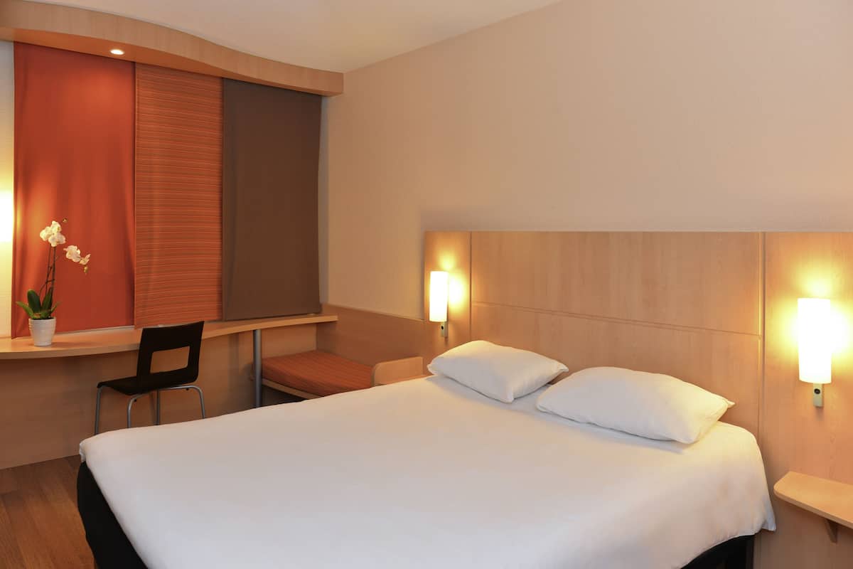 Standard Double Room, 1 Double Bed | In-room safe, individually furnished, desk, laptop workspace