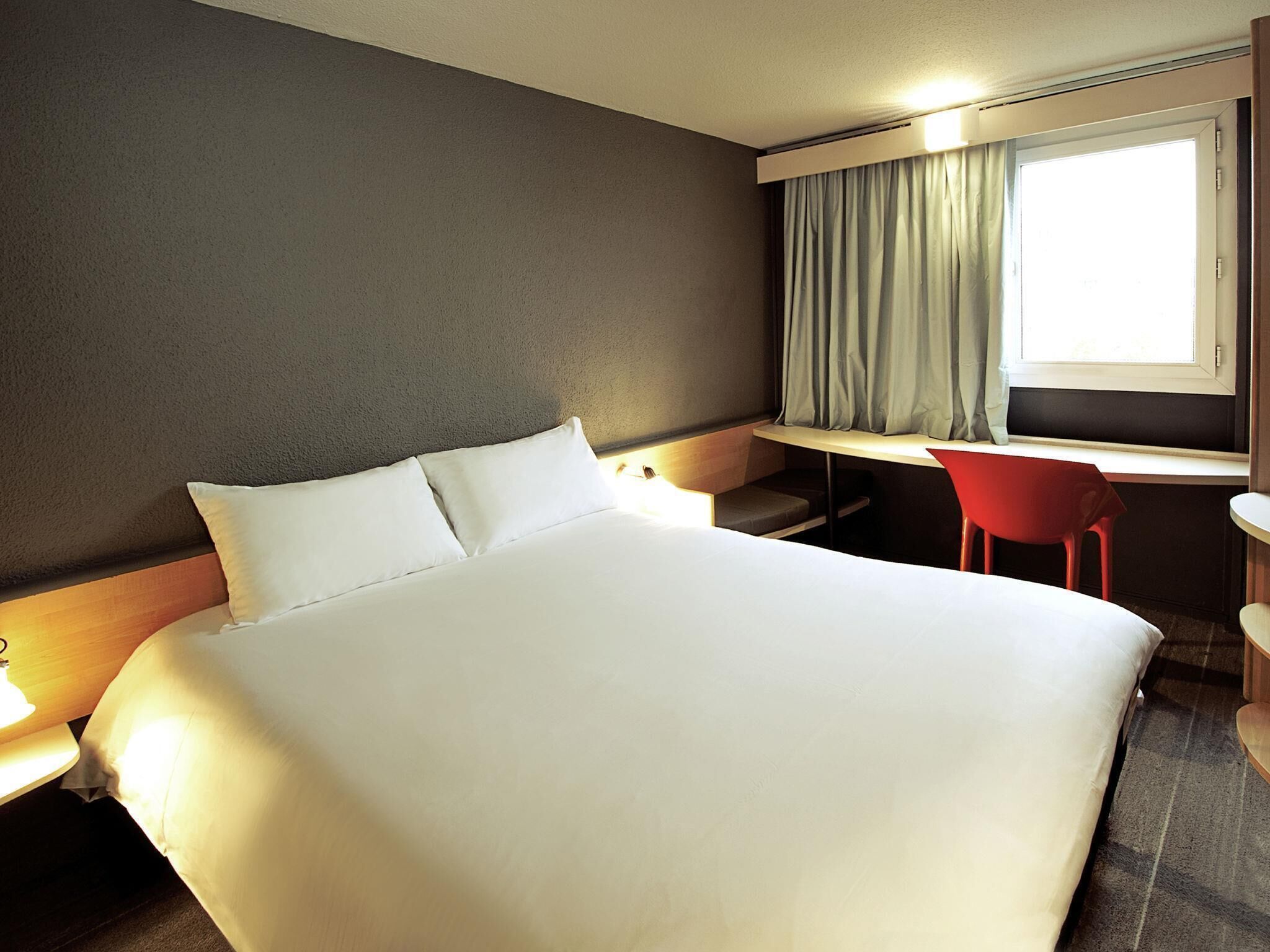Standard Double Room, 1 Double Bed | In-room safe, individually furnished, desk, laptop workspace