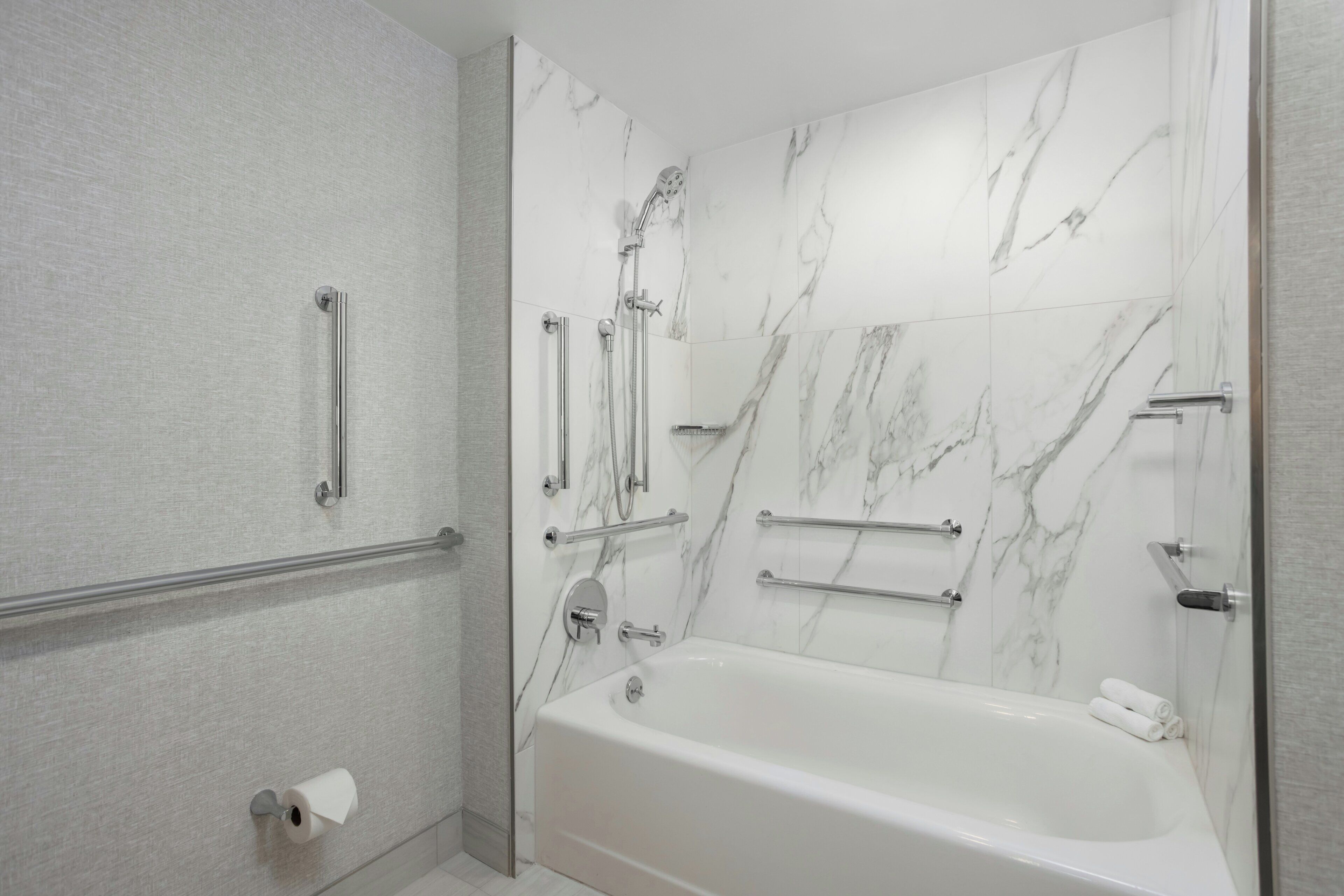 Une salle de bain moderne équipée d’une baignoire, d’une douche et de toilettes.