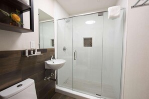 Shower, hair dryer, towels - The Vine Inn Davis (Davis)