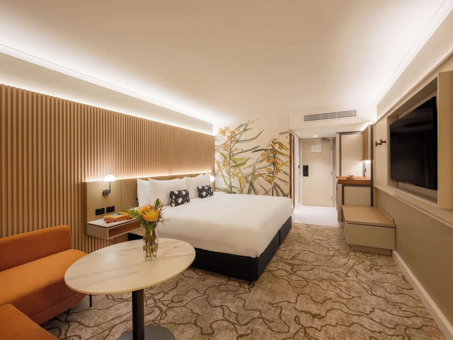 Ropa de cama de alta calidad y caja de seguridad en la habitación