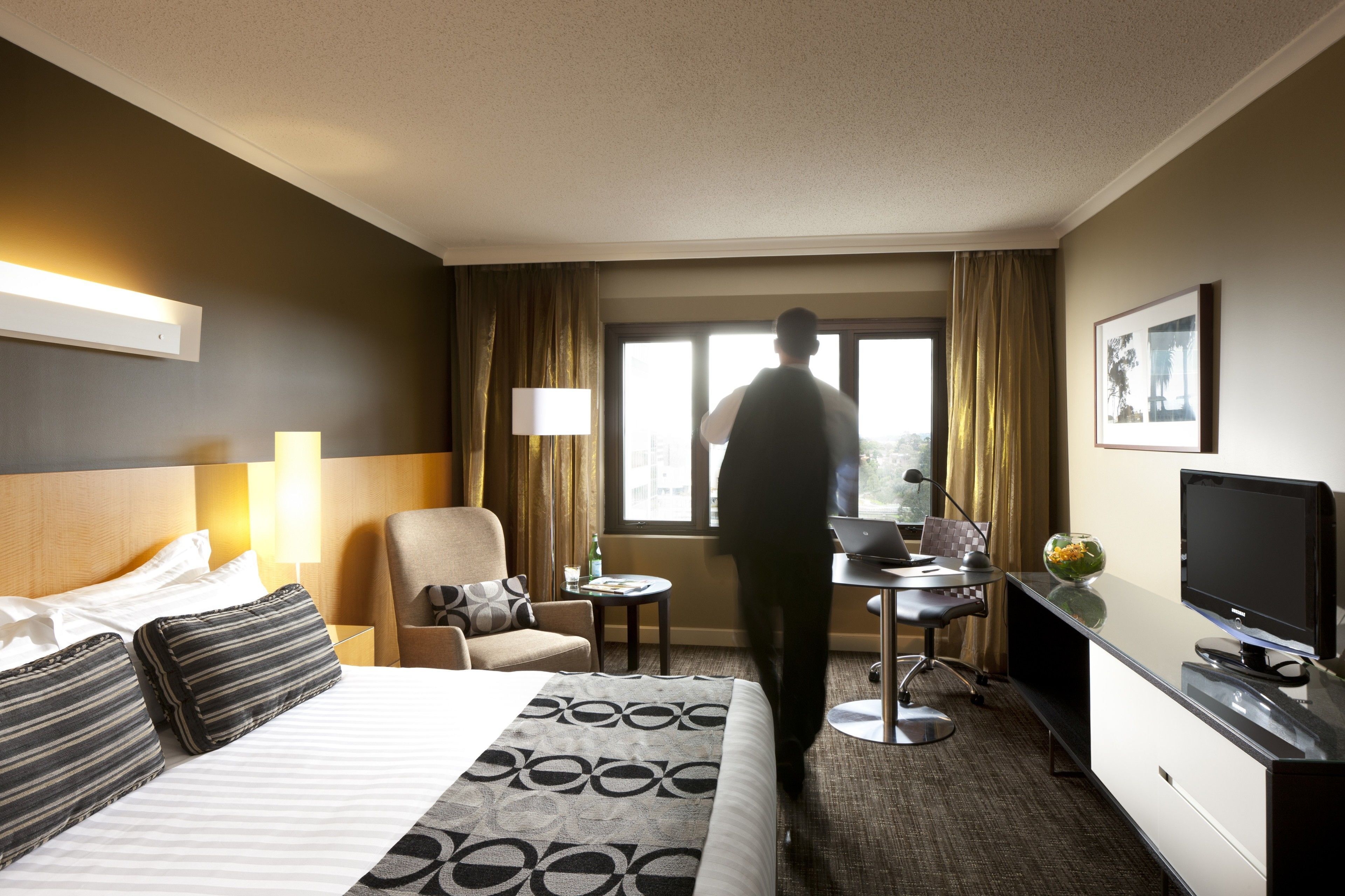 أغطية فراش متميزة وخزنة داخل الغرفة ومكتب ومساحة عمل للكمبيوتر المحمول