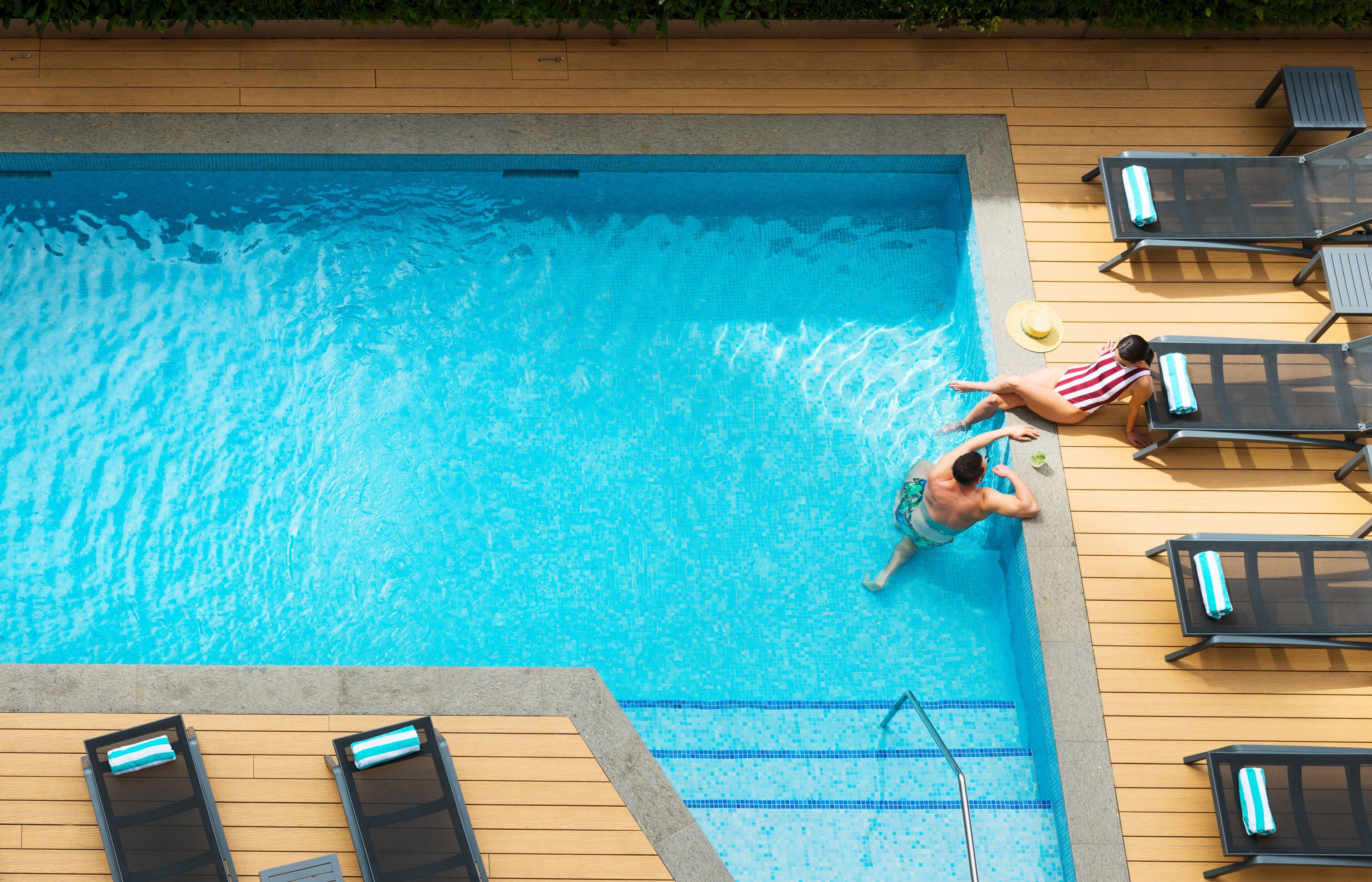 室外泳池；躺椅