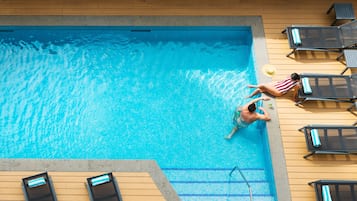Kolam renang terbuka, kerusi lepak pantai