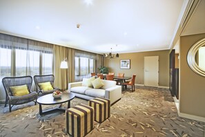 1 Schlafzimmer, hochwertige Bettwaren, Zimmersafe, Schreibtisch