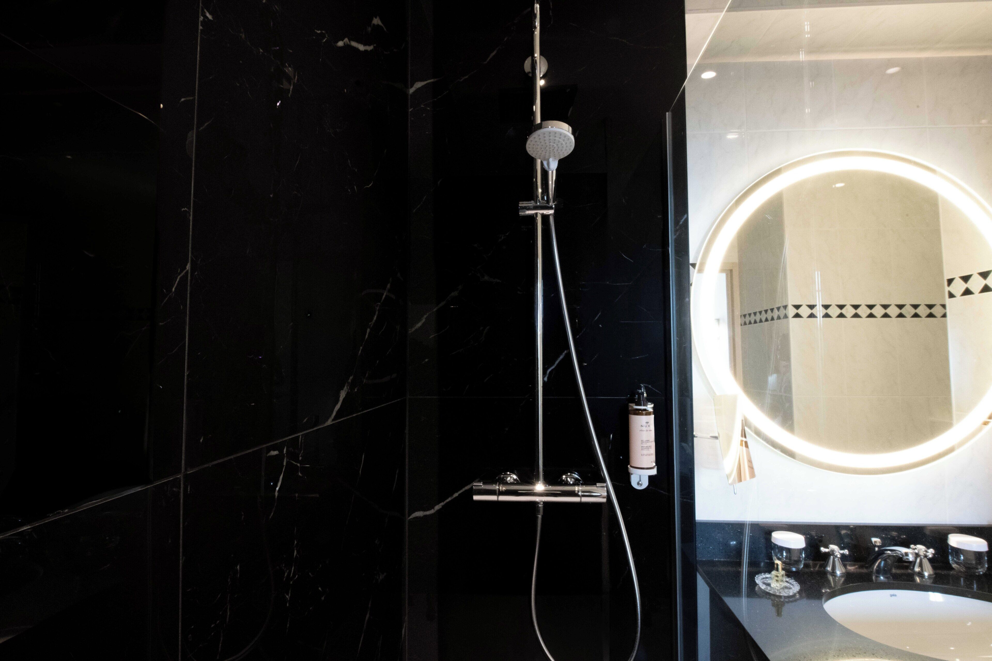 Classic Cabin, 1 Double Bed, Park View | Bathroom | Eco-friendly toiletries, hair dryer, towels