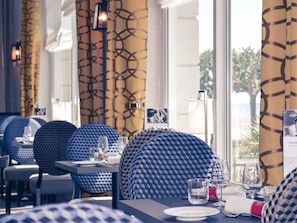 Serviço de almoço e jantar; culinária francesa, vistas para a praia