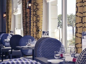 Lunch och middag serveras, med utsikt mot stranden 