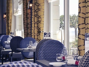 Lunch och middag serveras, med utsikt mot stranden