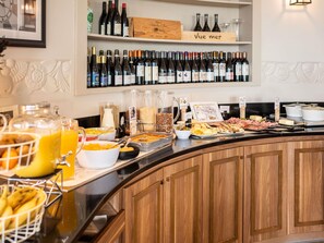 Daily continental breakfast (EUR 20.5 per person)