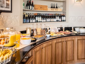 Daily continental breakfast (EUR 20.5 per person)