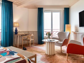 Phòng Suite Junior, 1 giường cỡ king | Bộ đồ giường cao cấp, két bảo mật tại phòng, bàn, phòng cách âm 