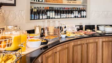 Desayuno continental diario (EUR 20.5 por persona)