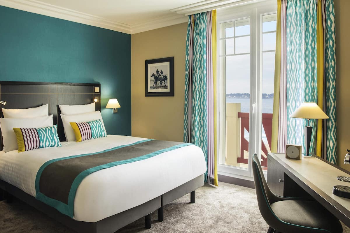 Premium bedding, in-room safe, desk, soundproofing