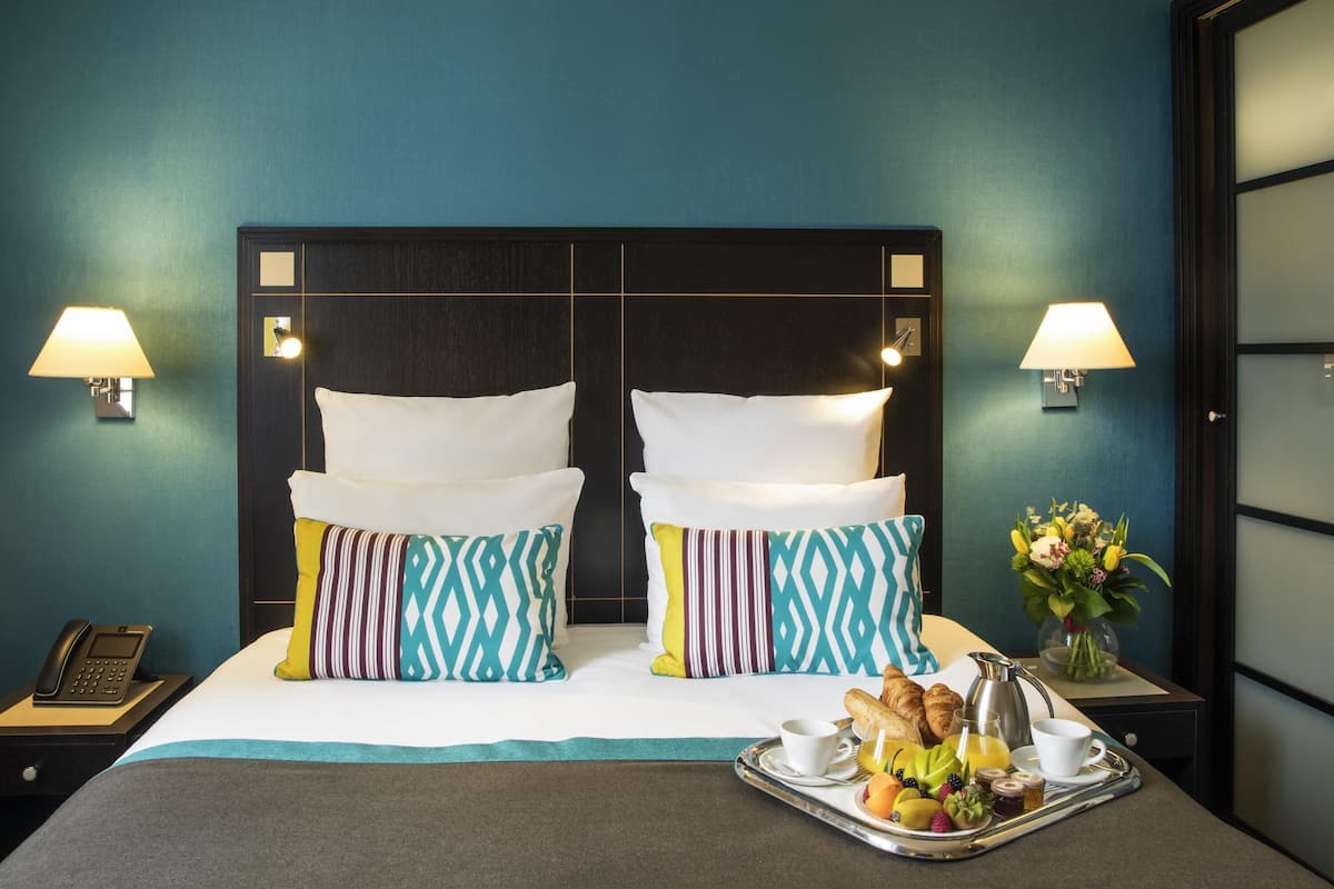 Luxe beddengoed, een kluis op de kamer, een bureau, geluiddichte muren