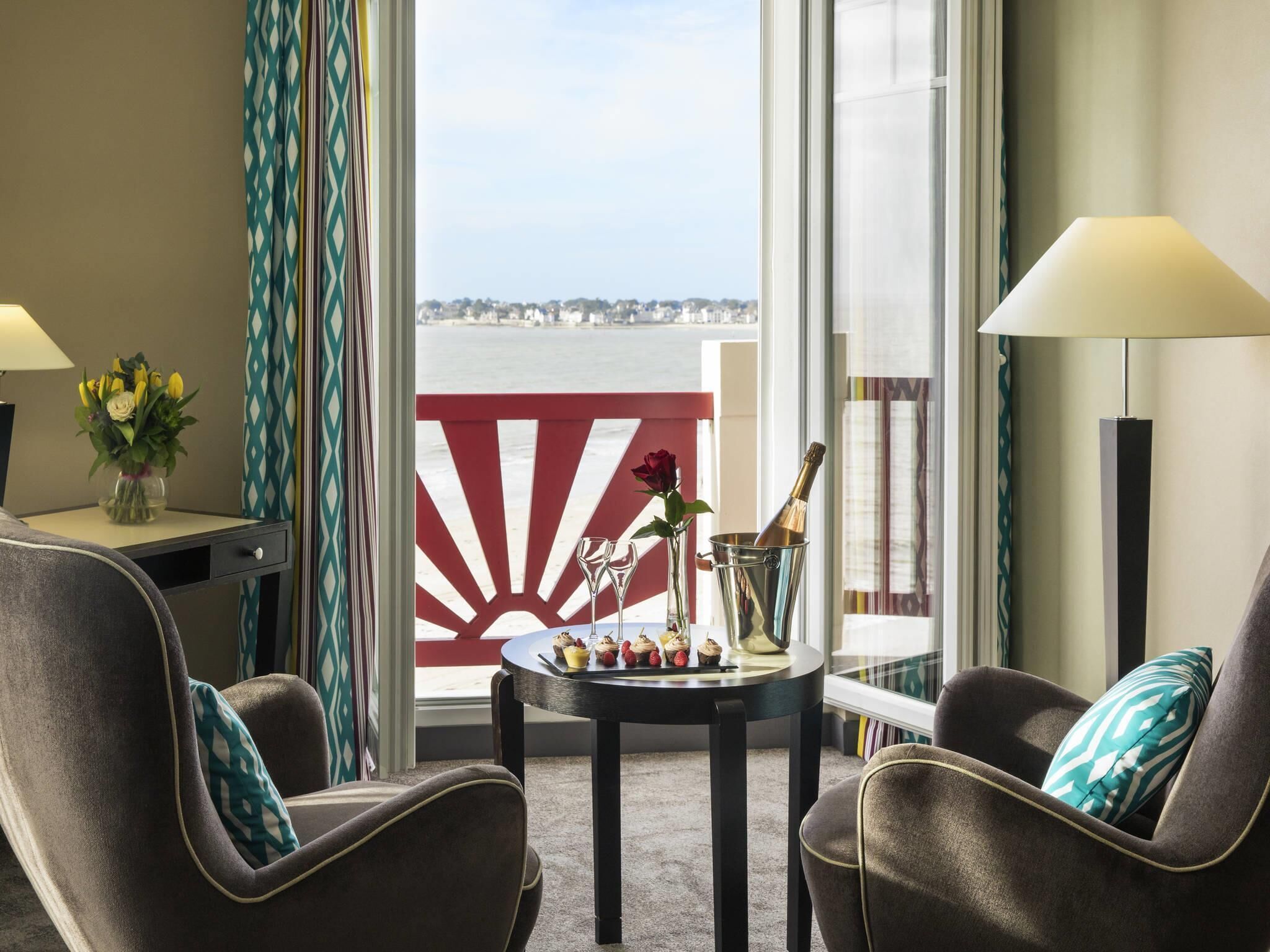Ylelliset vuodevaatteet, tallelokero huoneessa, työpöytä, äänieristys