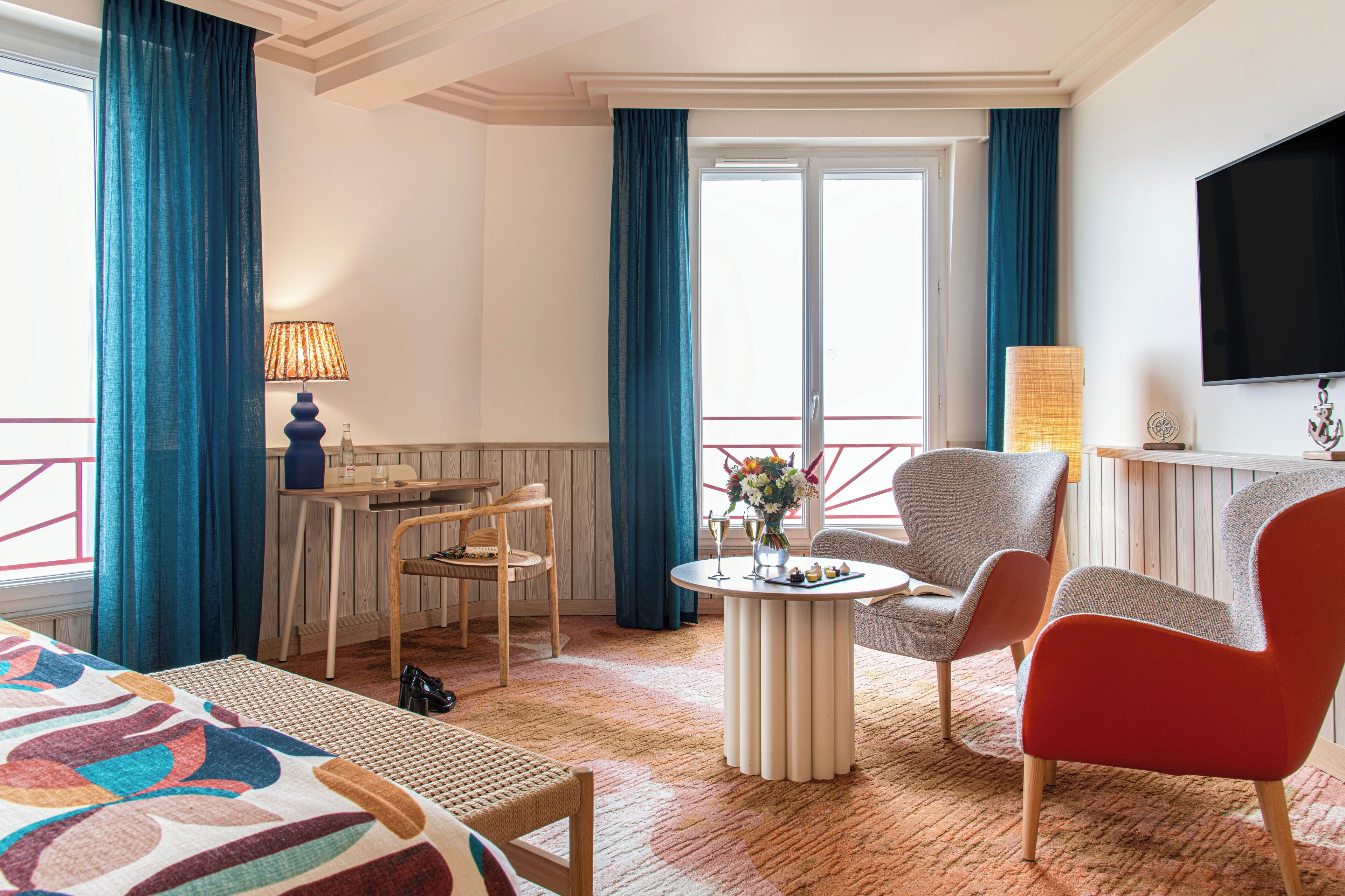 高級寢具、房內夾萬、書桌、隔音