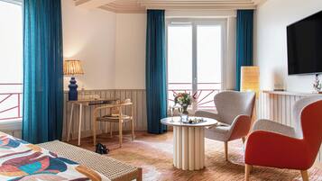 Ropa de cama de alta calidad y caja de seguridad en la habitación