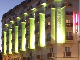 Ropa de cama de alta calidad y caja de seguridad en la habitación 