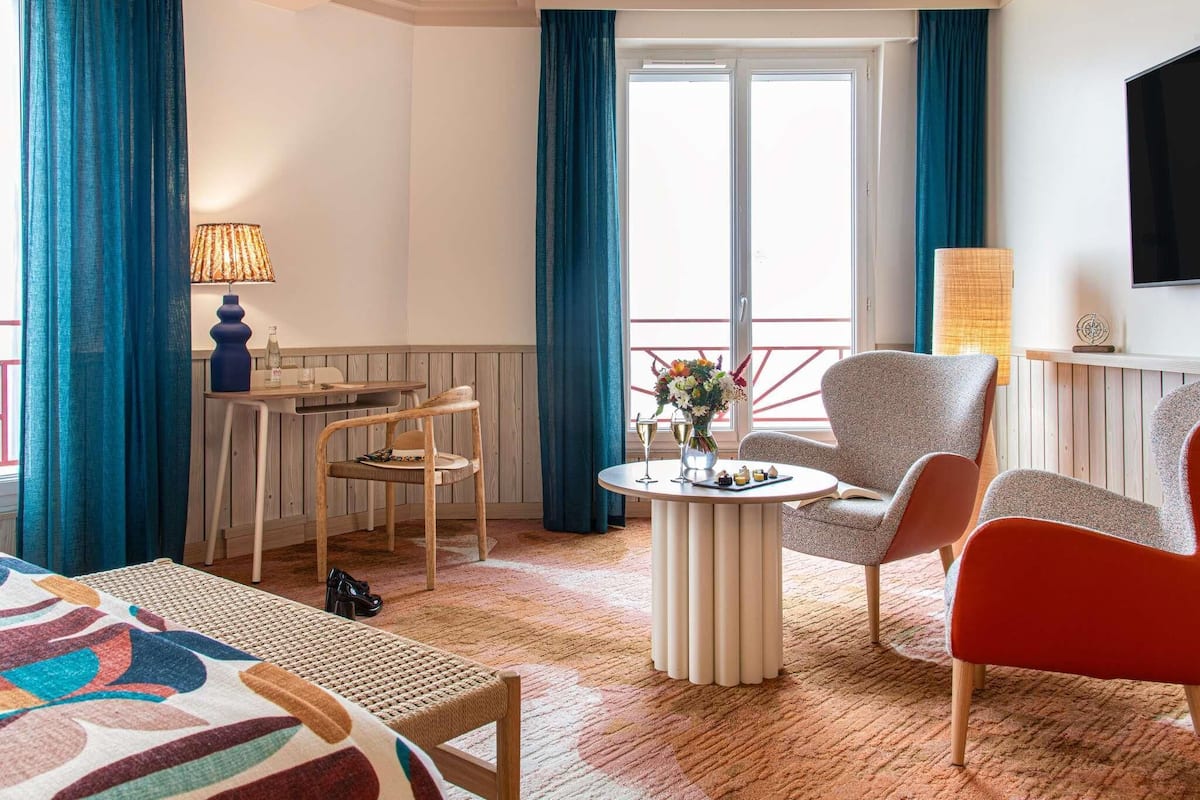 Phòng Suite Junior, 1 giường cỡ king | Bộ đồ giường cao cấp, két bảo mật tại phòng, bàn, phòng cách âm