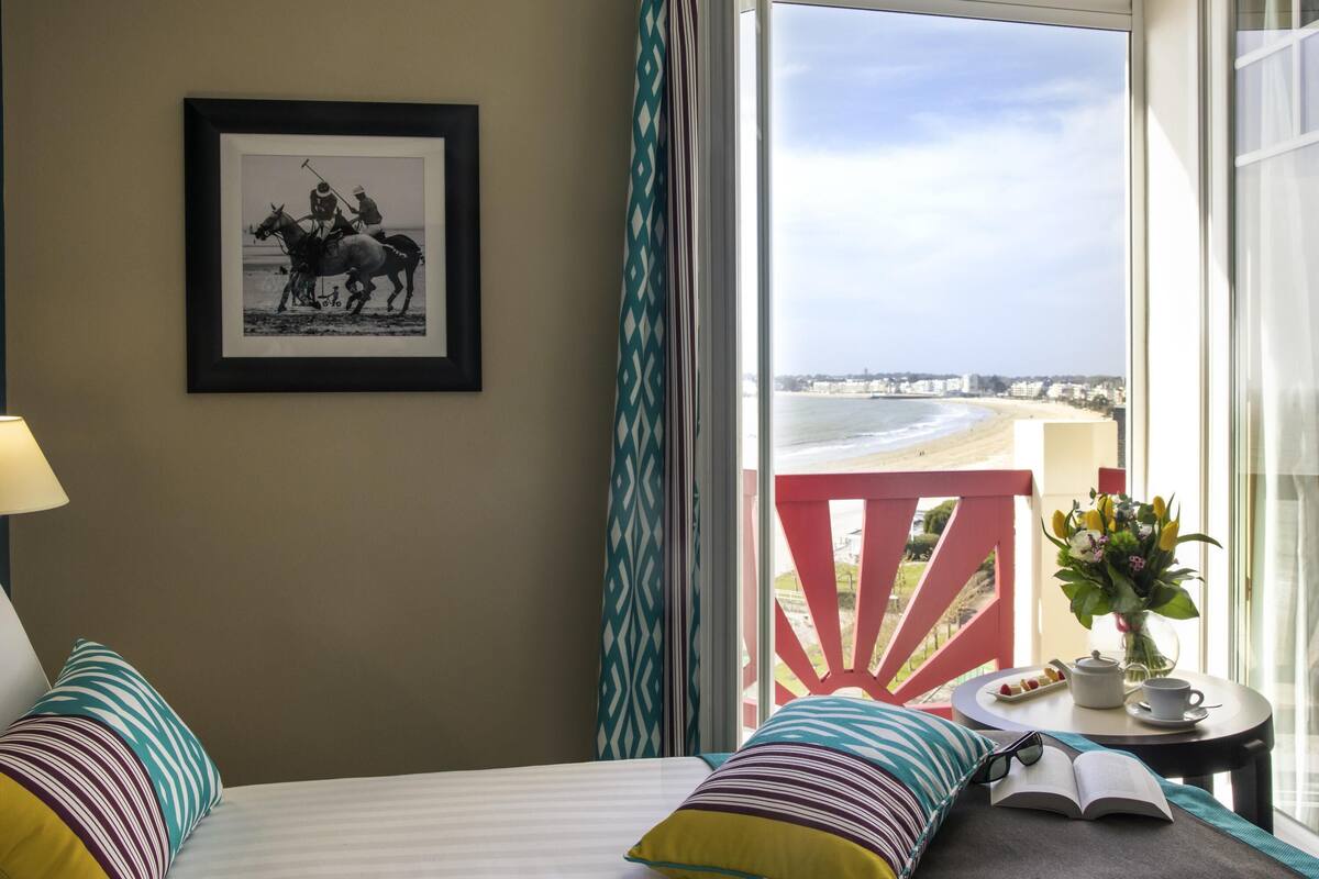 Privilege, Twin Room, 1 Double Bed | Premium bedding, in-room safe, desk, soundproofing