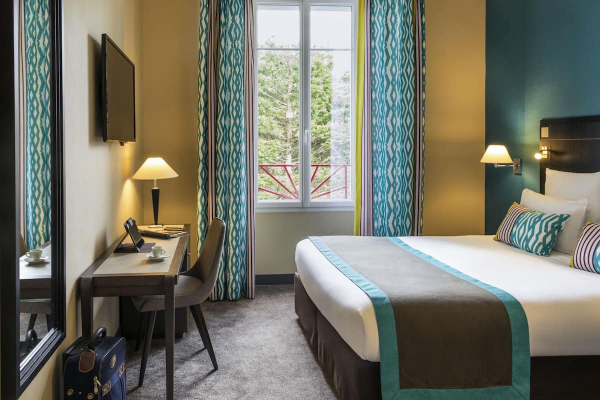 Premium bedding, in-room safe, desk, soundproofing