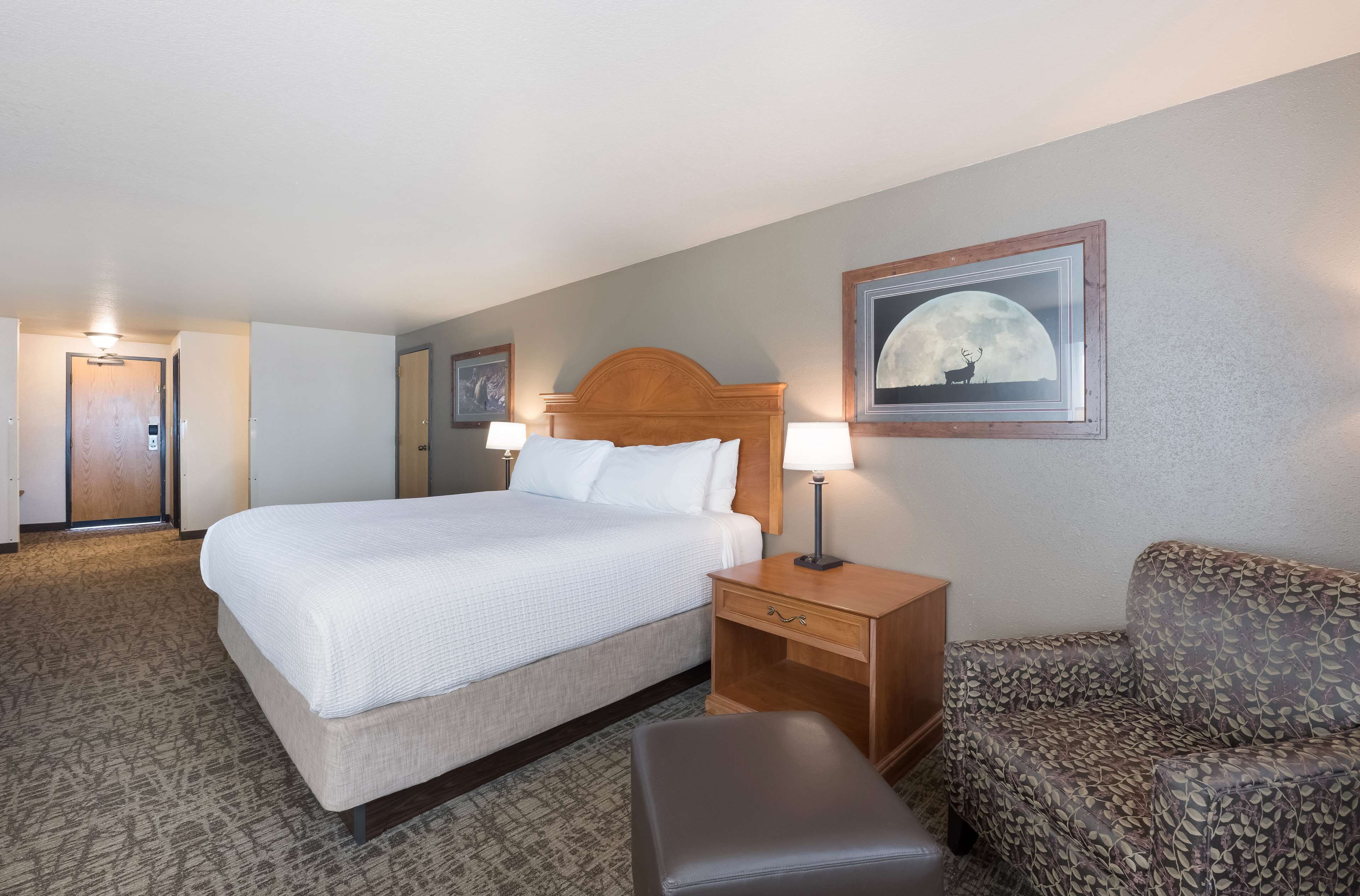 business room, 1 king bed, non smoking, refrigerator & microwave | pillow-top beds, in-room safe, desk, iron/ironing board