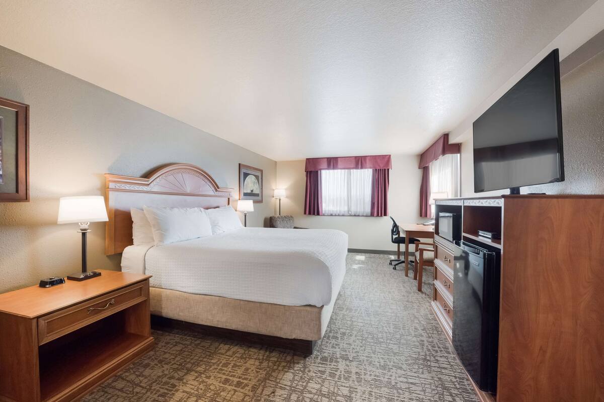 business room, 1 king bed, non smoking, refrigerator & microwave | pillow-top beds, in-room safe, desk, iron/ironing board