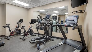 Ein Fitnessraum mit Ergometer, Laufbändern und Trainingsgeräten.