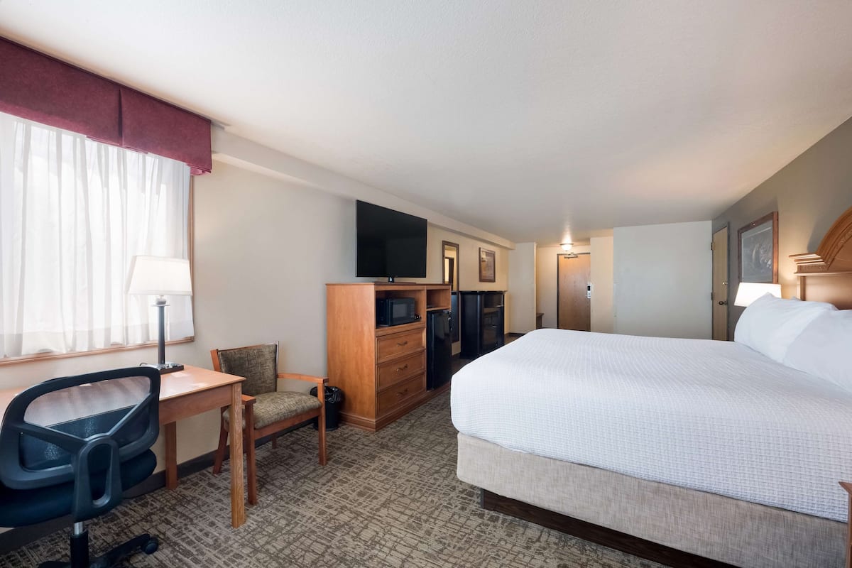 business room, 1 king bed, non smoking, refrigerator & microwave | pillow-top beds, in-room safe, desk, iron/ironing board