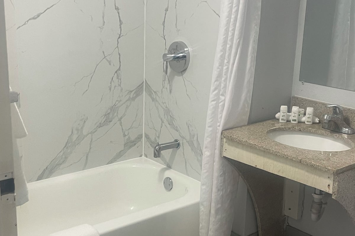 Room, 2 Queen Beds, Accessible, Bathtub