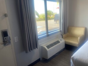 Huone, 2 keskisuurta parisänkyä, esteetön, kylpyamme | Ylelliset vuodevaatteet, pillowtop-patjalliset sängyt, työpöytä