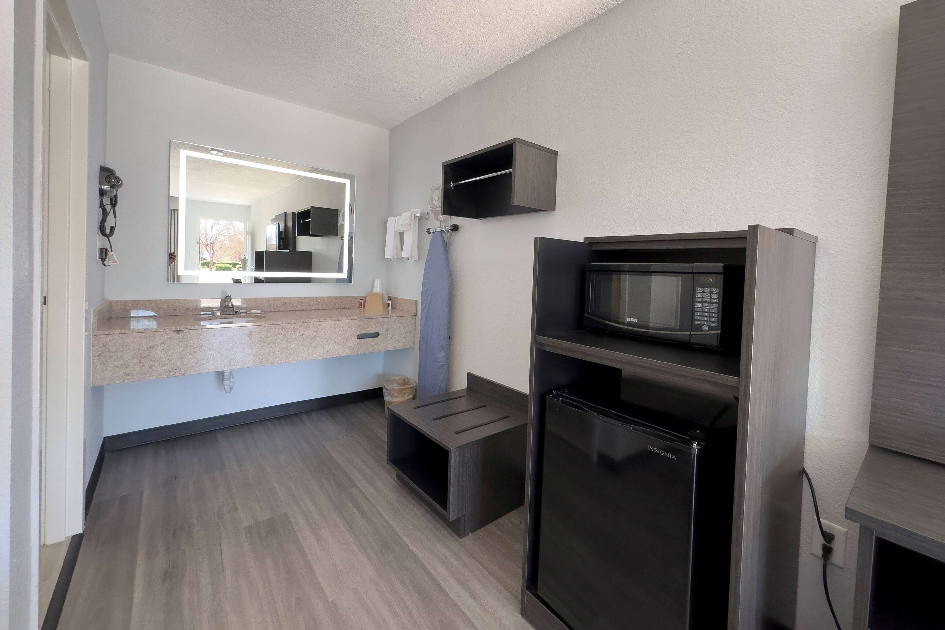 Room, 1 Katil Raja (King), Non Smoking | Peralatan tempat tidur premium, tilam berlapik, meja 