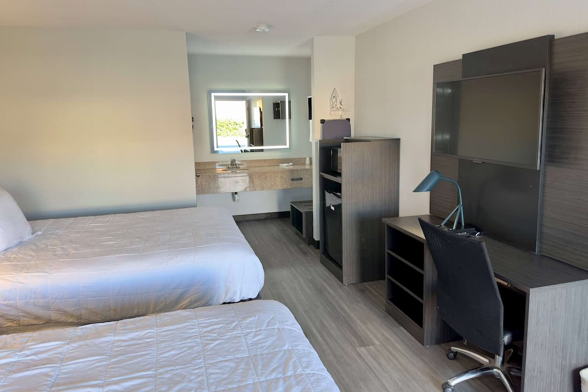Suite, 2 Queen Beds, Non Smoking