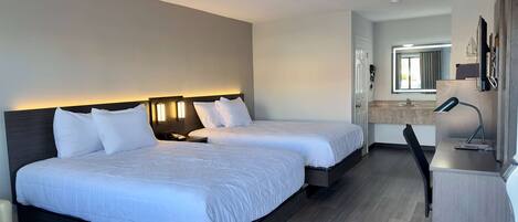 Kamar, 2 Tempat Tidur Queen, Bebas Asap Rokok | Seprai premium, bantalan ekstra lembut, dan meja kerja