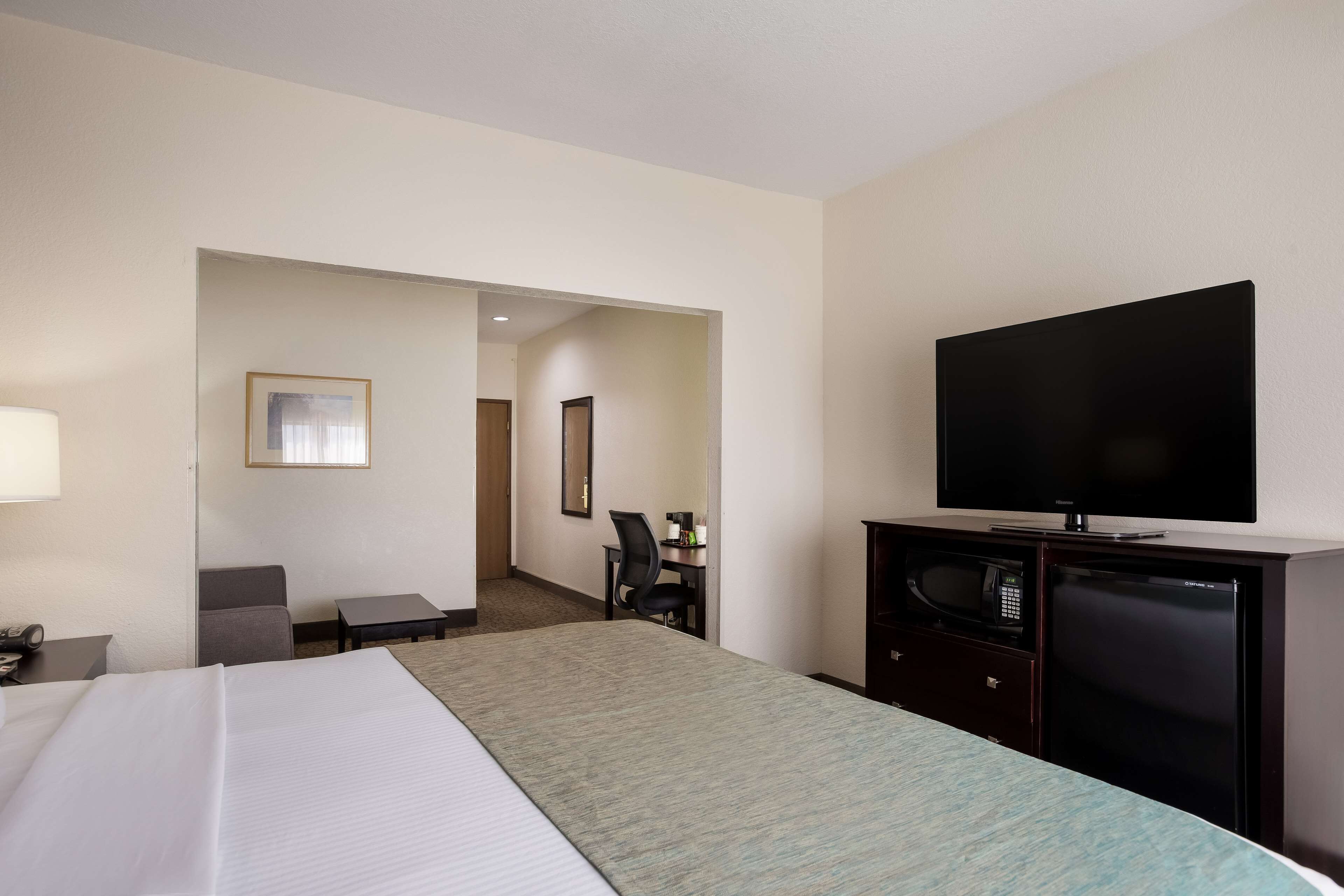 Suite, 1 King Bed, Non Smoking, Refrigerator & Microwave (with Sofabed) | Hypo-allergenic bedding, in-room safe, desk, soundproofing