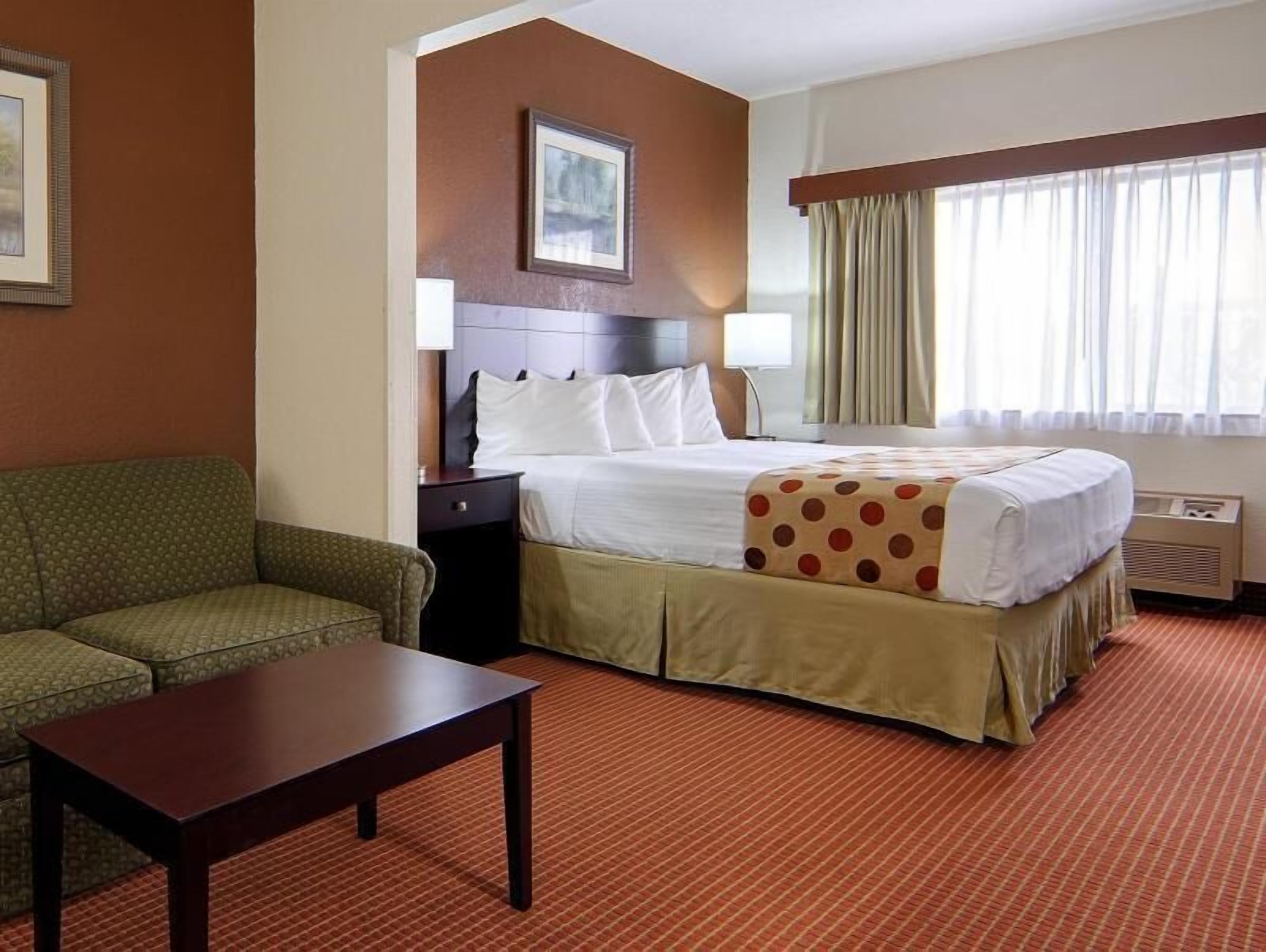 Hypo-allergenic bedding, in-room safe, desk, soundproofing