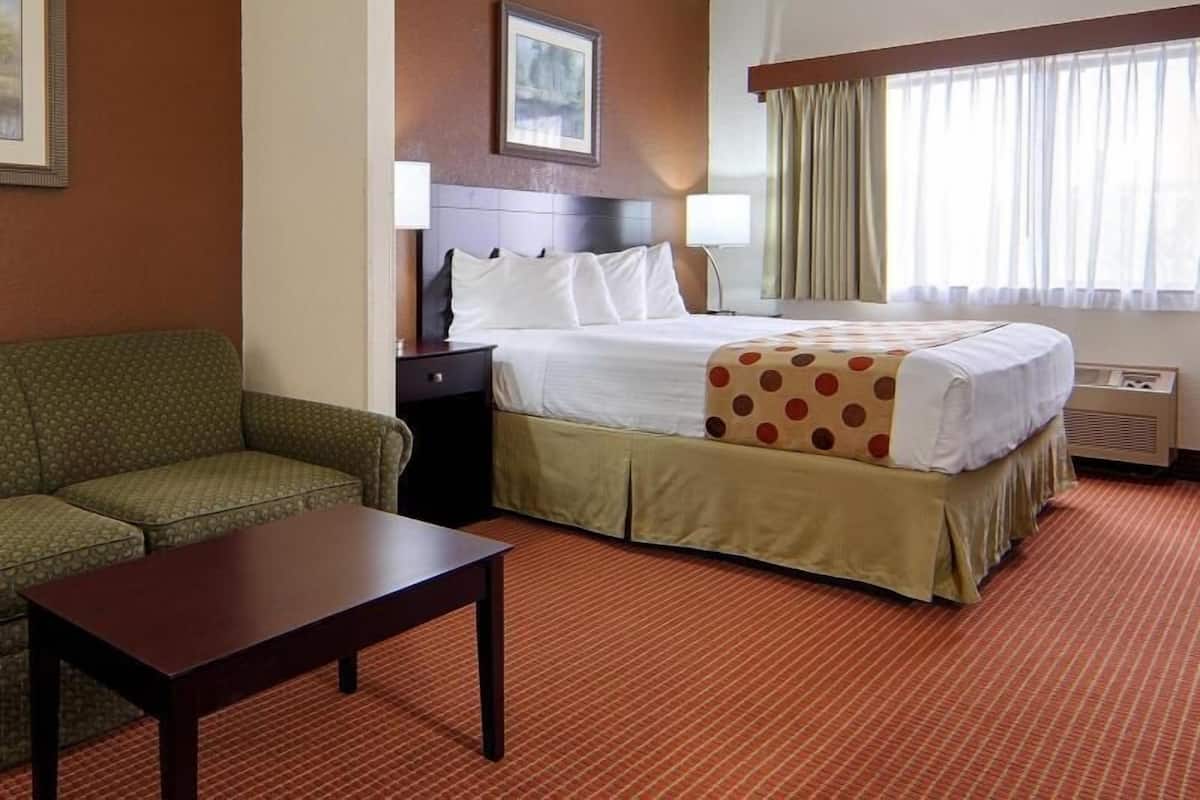 Hypo-allergenic bedding, in-room safe, desk, soundproofing