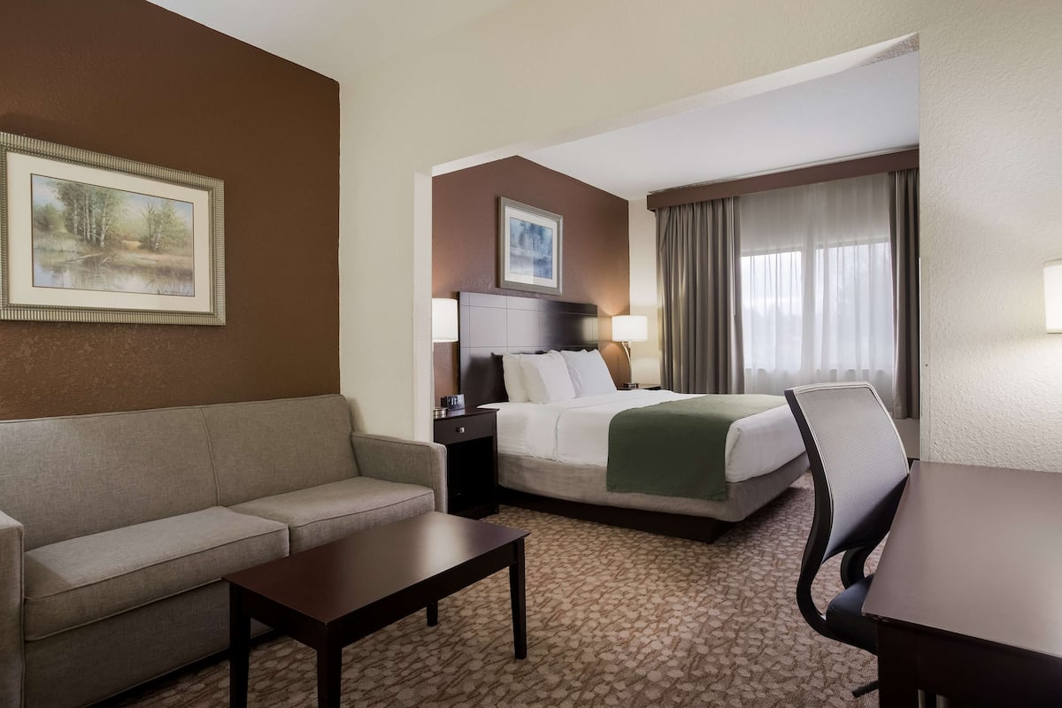 Hypo-allergenic bedding, in-room safe, desk, soundproofing