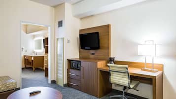 Suite, 1 kingsize bed met slaapbank, niet-roken | Woonruimte | Een 41-inch televisie met kabelzenders