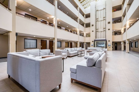Lobby. Quality Suites Lansing West