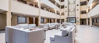 Lansing West凱藝套房飯店