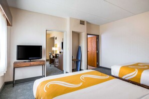 Escritorio y espacio para trabajar con laptop 