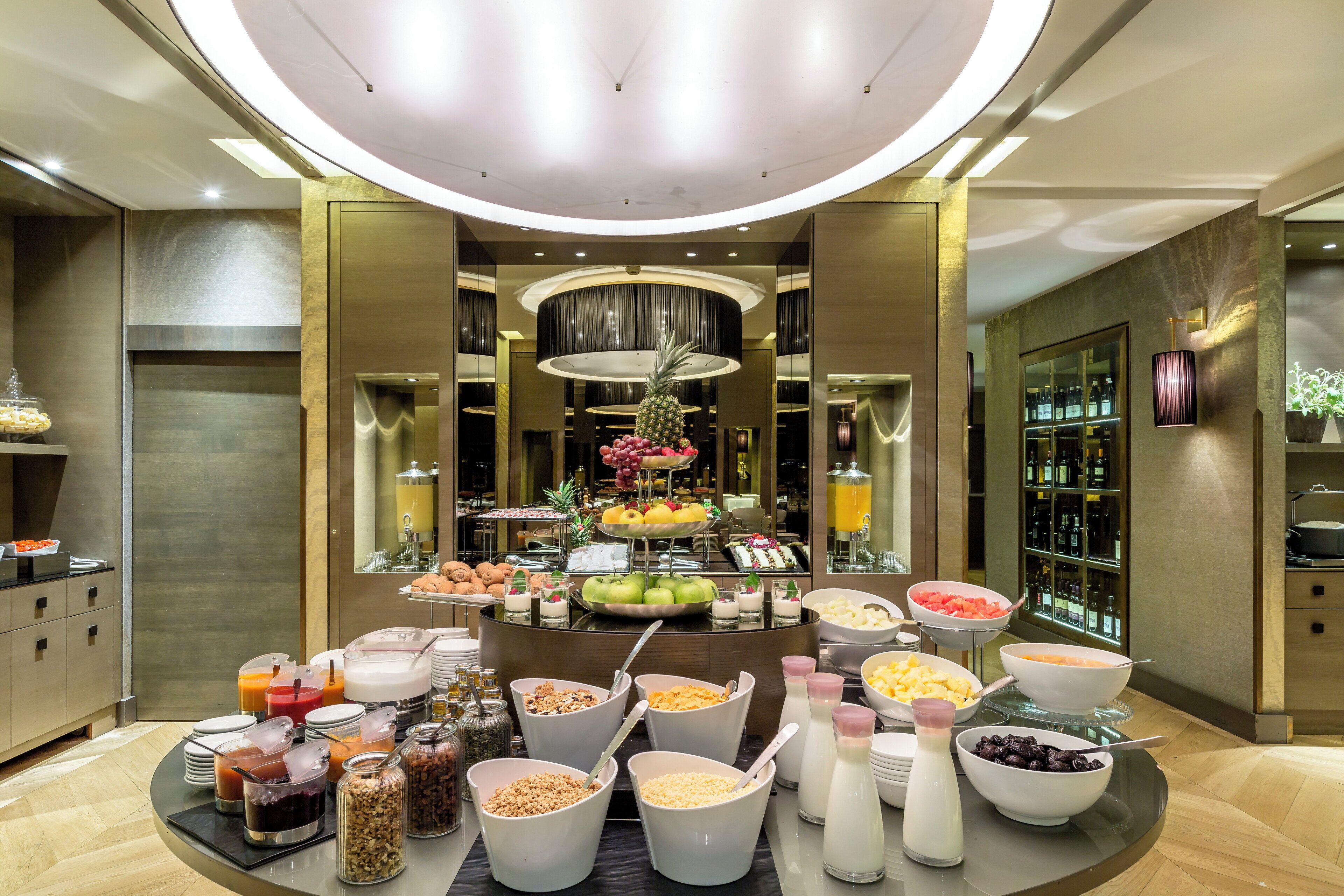 Petit déjeuner buffet (30 EUR par personne)