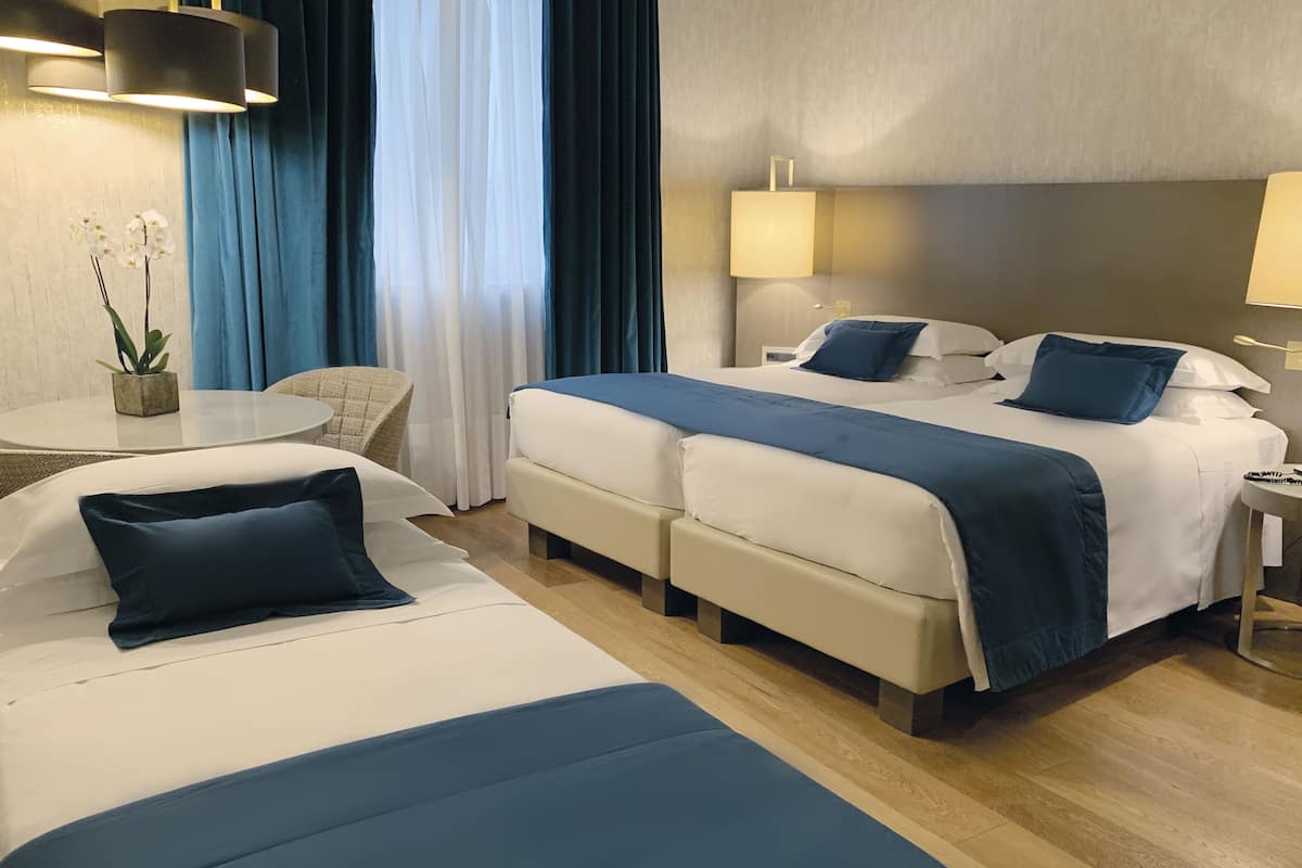 Habitación triple familiar | 2 habitaciones, ropa de cama de alta calidad y minibar